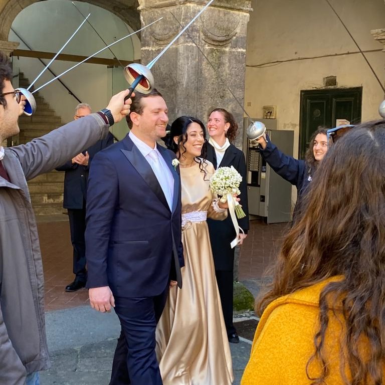 Matrimonio Francesca Cuomo e Lorenzo Buonfiglio con ragazzi e spade