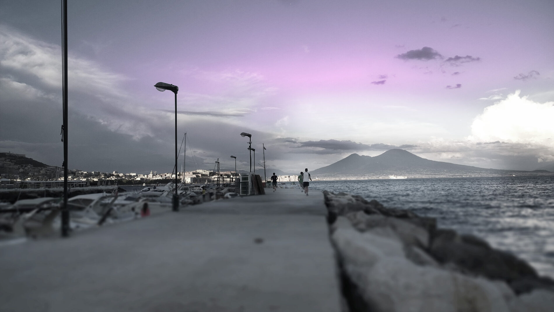 Tramonto al Posillipo con Vesuvio atleti corrono